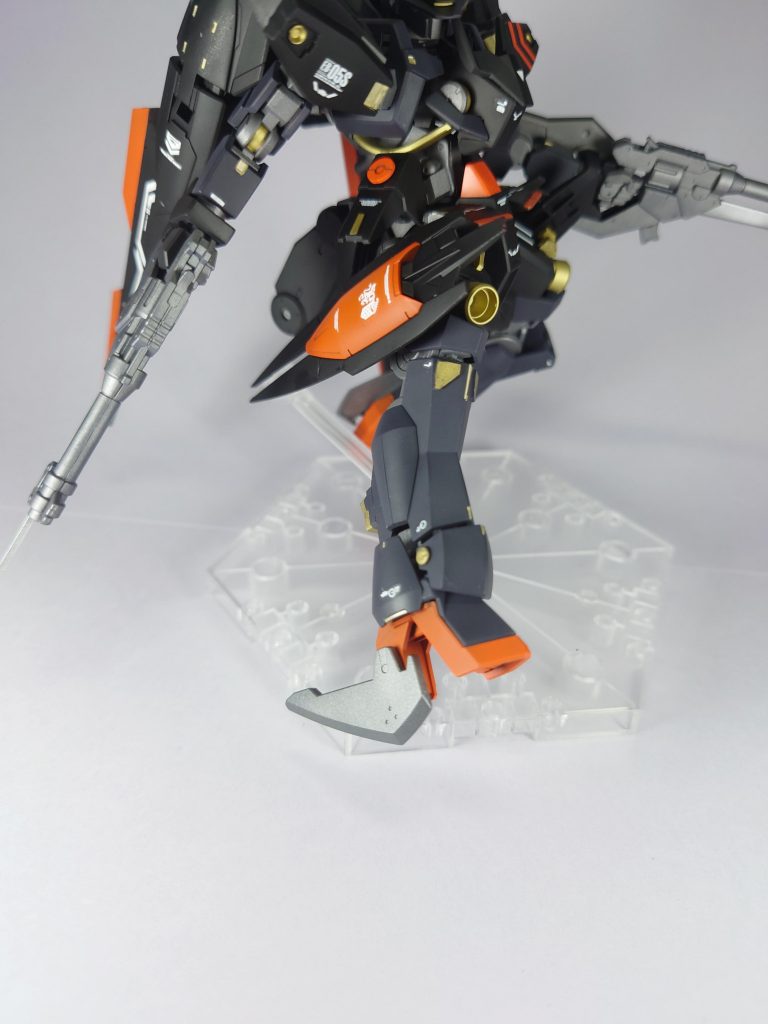 踵部分にはブレードが搭載されており、蹴りによる威力を高めています