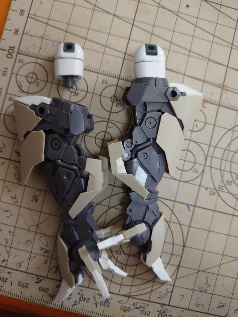 股関節の接続部分はジャンクにあったビギニングガンダムの物を使用。