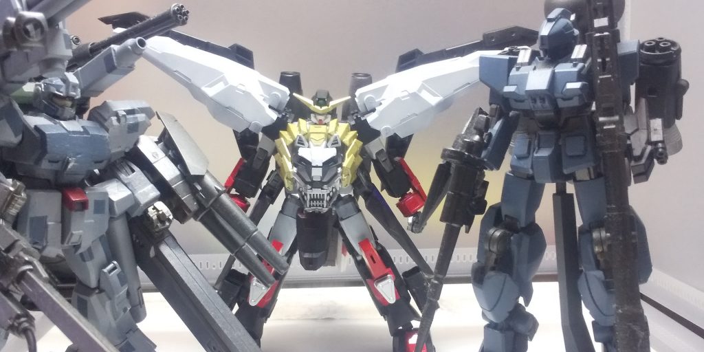 他のEz-8と。後の2体を入れると撮影スペースの収集がつかなくなるので割愛。