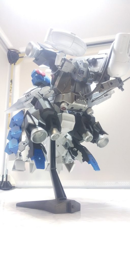 うしろすーがた。しかし下半身ブースターの塊は心が洗われますね。キャノンのせいで死ぬほどバランスが悪い。