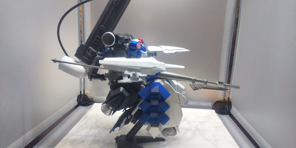 右腕をまるまるコトブキヤランスに。冷静に見れば右腕と左腕と背部にしか武器がない。