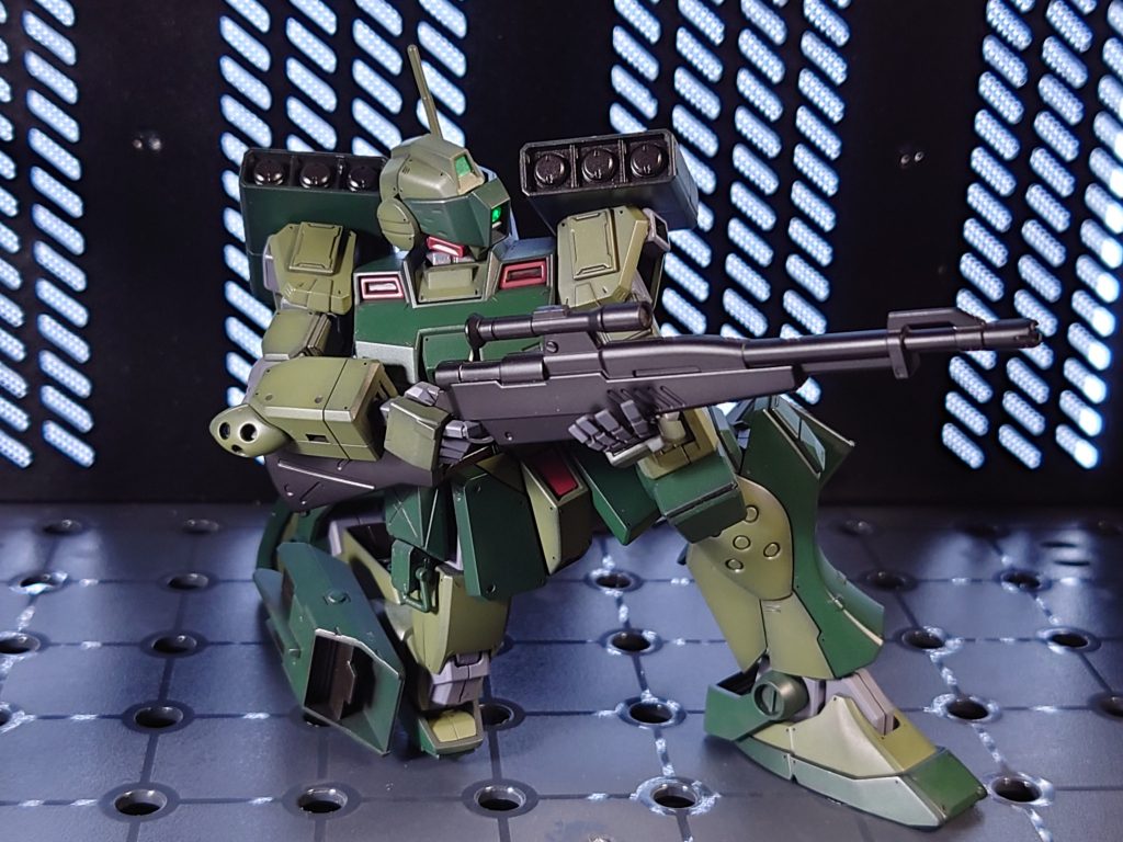 また試験的に採用されたのが、アンクルガードを転用したフッドスタビライザーで、これによって射撃時の安定性、近接戦闘での柔軟性が向上した。