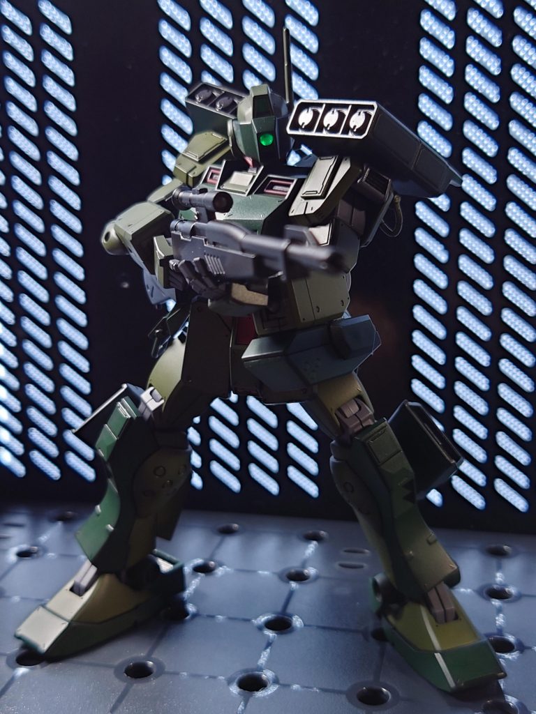 肩と脛のハードポイントは共通規格で、ミサイルランチャーやブースターのレイアウトは変更可能。肘のハードポイントは、従来ならシールドしか装備できないが、ビームガトリングの装備が可能にしてあり、中近距離で高威力を発揮する。