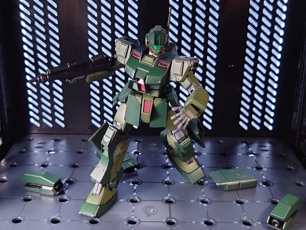 ミサイルランチャーは発射後パージ。ビームガトリングもカートリッジ式で残弾が無くなればパージ。ブースター自体もデコイとして発射ができる。それらを扱えるパイロットとは?