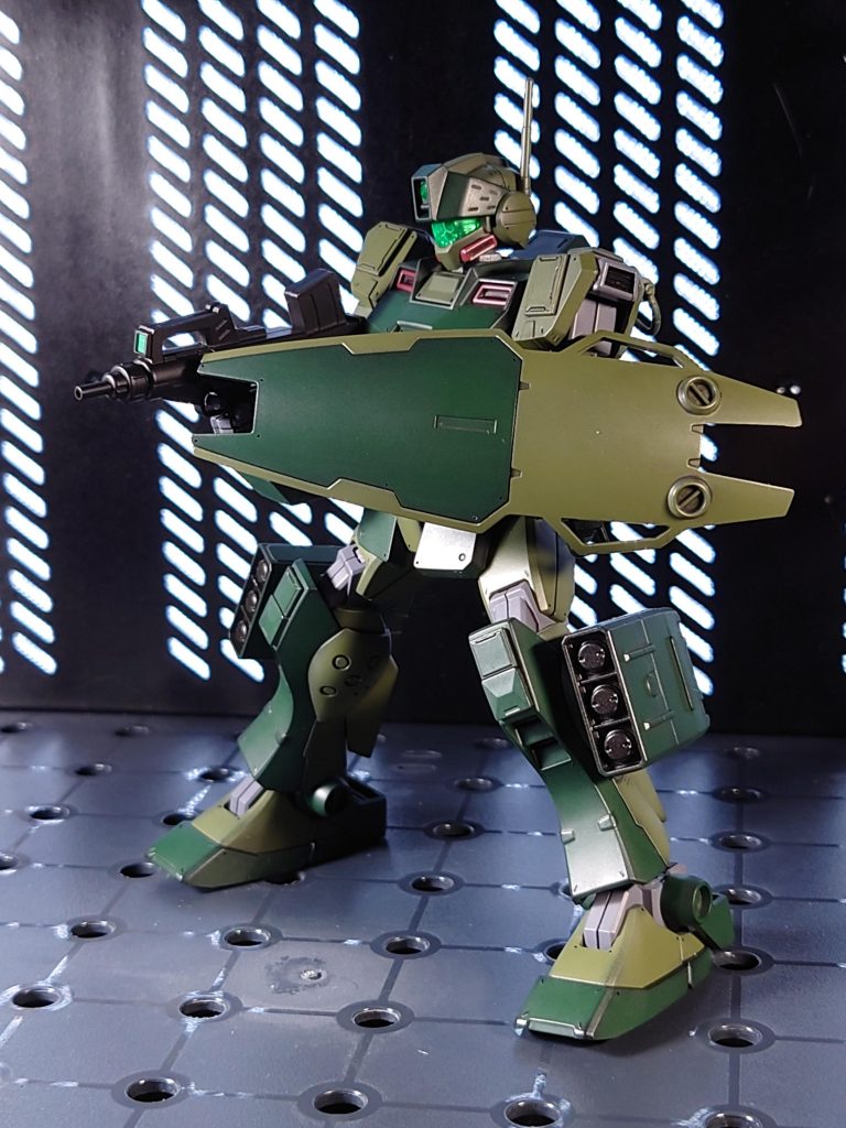 開発者が、ザクⅡの脛ミサイルランチャーを観たことがあるのかは分からないが、発想は似ている。