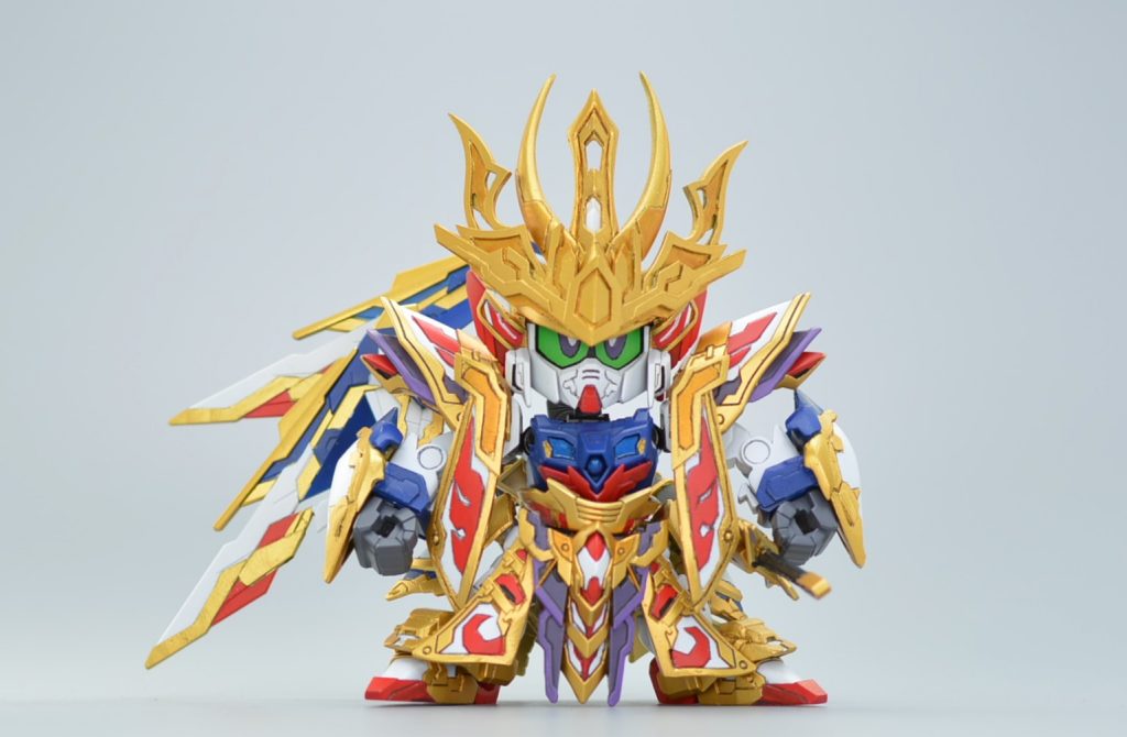 ド正面。左右対称な武将姿と打って変わってな武者姿。前立て、籠手、肩鎧の垂れが元キット流用じゃないところ。