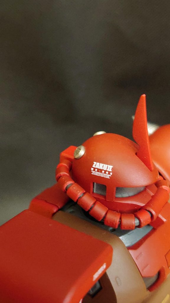 最初はパイプも全部黒系のメタルパーツのつもりだったのですが、組んでる途中で「これじゃシャアザクっていうよりジョニー・ライデンだ」となって却下。