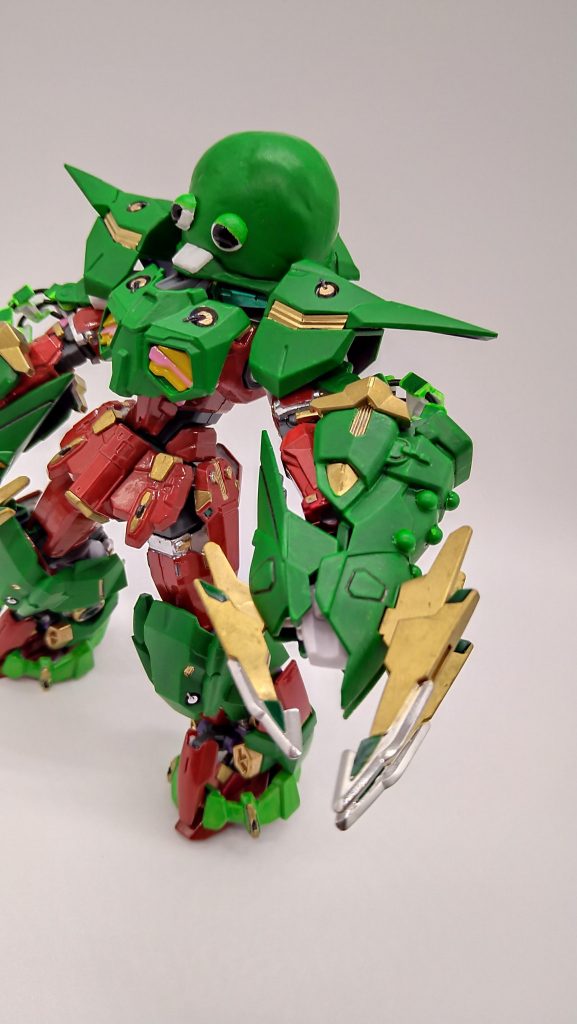 見る角度によっては顔が怖いですね😓