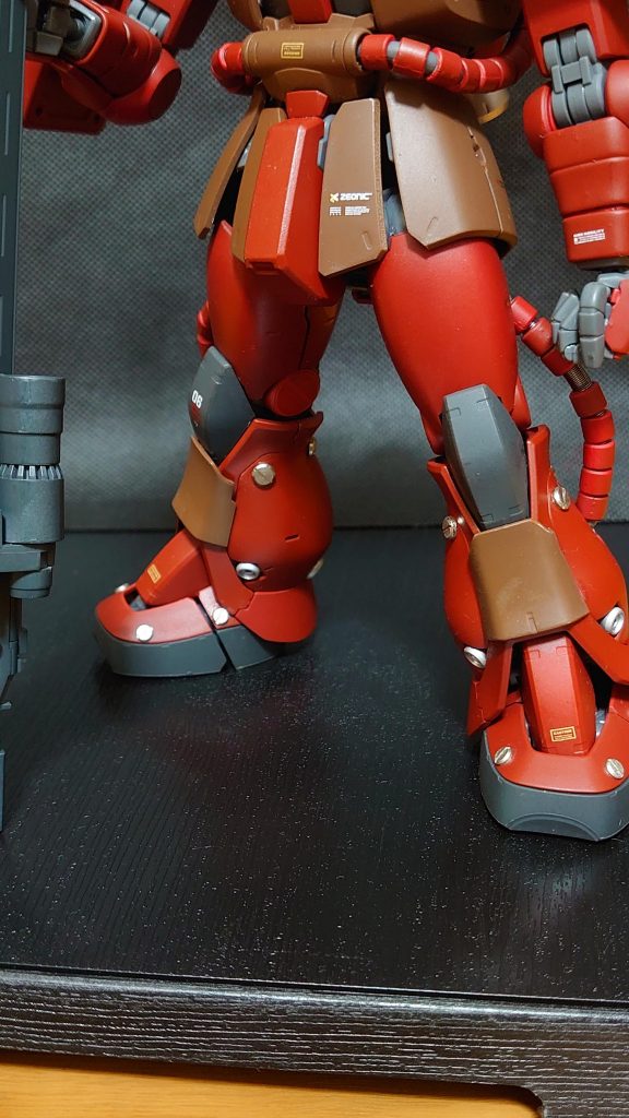 脛部分には他キットの余剰パーツを使って追加装甲を足してみた。 先に書いた通り、組んでみた結果は全体的にとっ散らかった印象になったかなぁと言うのが正直なところ。メタルパーツとデカールで誤魔化してる感は否めず、細部の詰めが甘い。この辺は実力不足。今後の課題ですね。ゴメンなシャアザク。