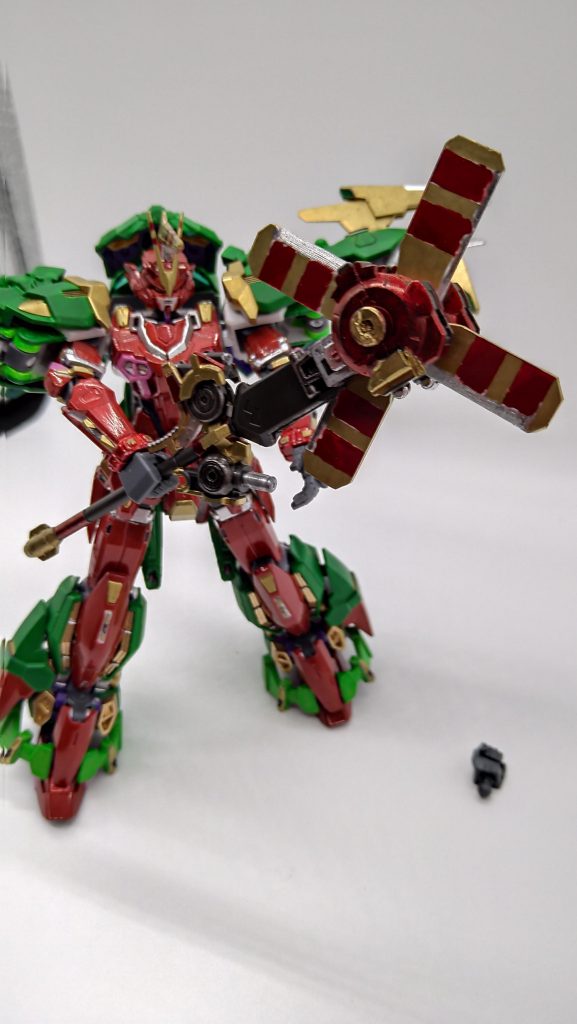 ちなみに刃の付け根に磁石を使っているので、多少は回ります。