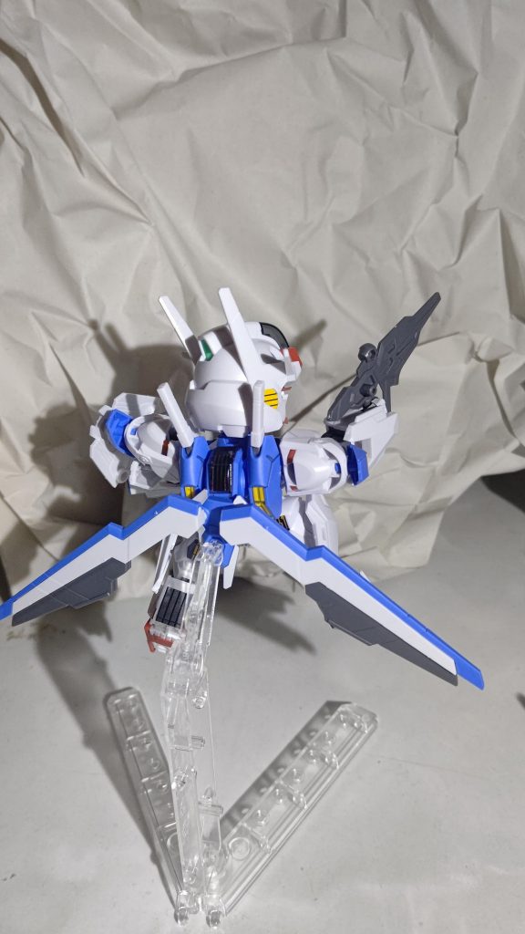 EXスタンダードなのに肉抜きが少ないだと！？と驚いていたら、目立たない肩部にありました。今回は背中側にもシールが多く、シールによる色の補完具合も凄く良い。写真はバックパックをHGのと交換してるけど、こうして簡単にディテールアップできるのも面白かったです。