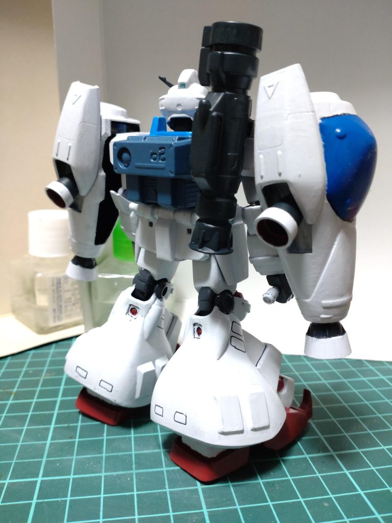 キットの問題点は成型色がおかしい。全部軸稼働、プロポーションが微妙、顔でかい、足首プラプラ、プラ同士の接続もあり、ヘタリが怖い。等。