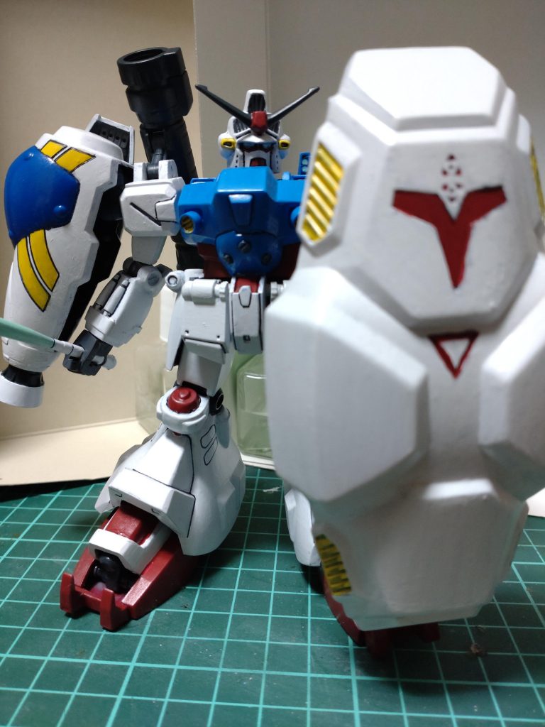 大きなラジエーターシールドもボリューム満点で再現。手首の保持はしっかり出来てて、割と安定感があります。裏にバズーカのバレルも収納可能。