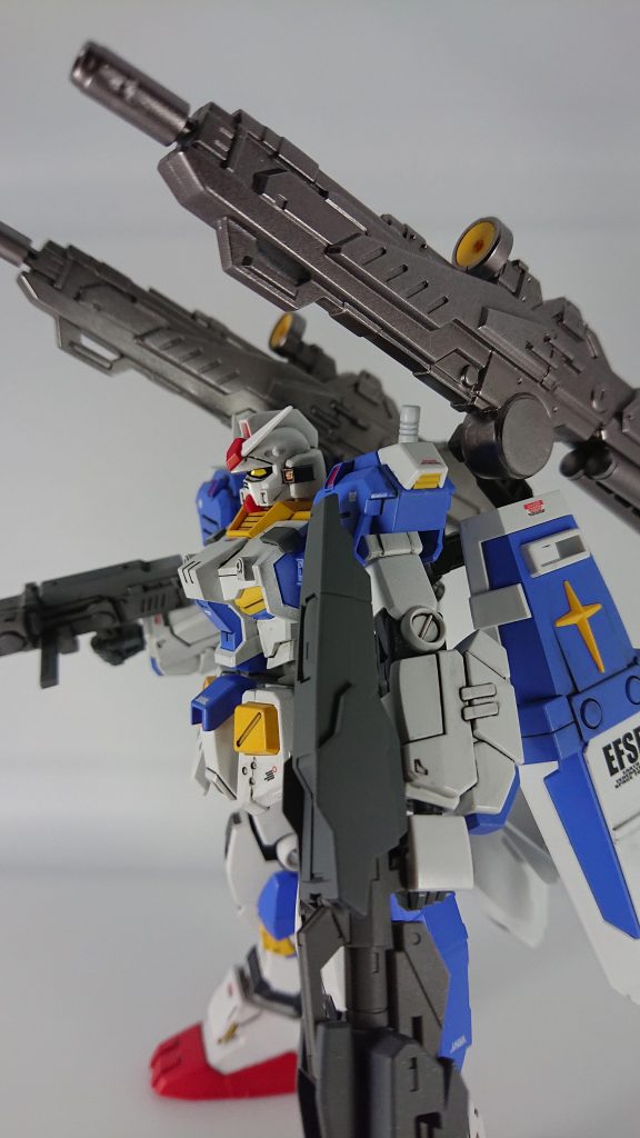 アップです。シールドをサンダーボルト風にアームを使って２枚持ちにしました。シールドのグレーが気に入らなかったので、ボディと同色にしました。