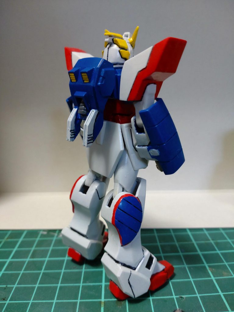 肩アーマーと上腕一体成型、足首はつま先のみ稼働という残念キット。しかも肉抜き穴地獄。太ももの肉抜き穴のみ埋めて、手首はジャンクから流用、ウェストを切り離して胴体3ミリ延長。水性筆塗りで全塗装してます。