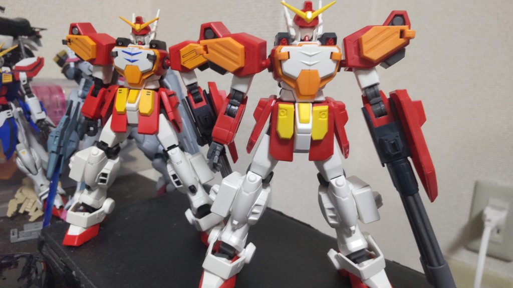 巣組の状態後ろは以前作ったノーマルのヘビーアームズ(塗装済)プロポーションは素晴らしいですが、こちらもシェンロン同様塗装すると映えますね。