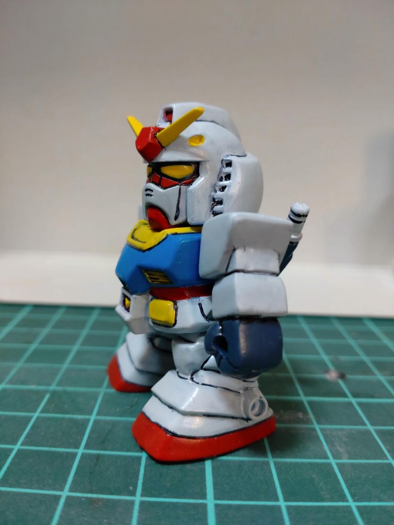 このガンダマンは成型色が真っ青の為、一度普段吹かないサーフェイサーを吹いて塗装しました。他は普段と変わらず水性塗料筆塗り。