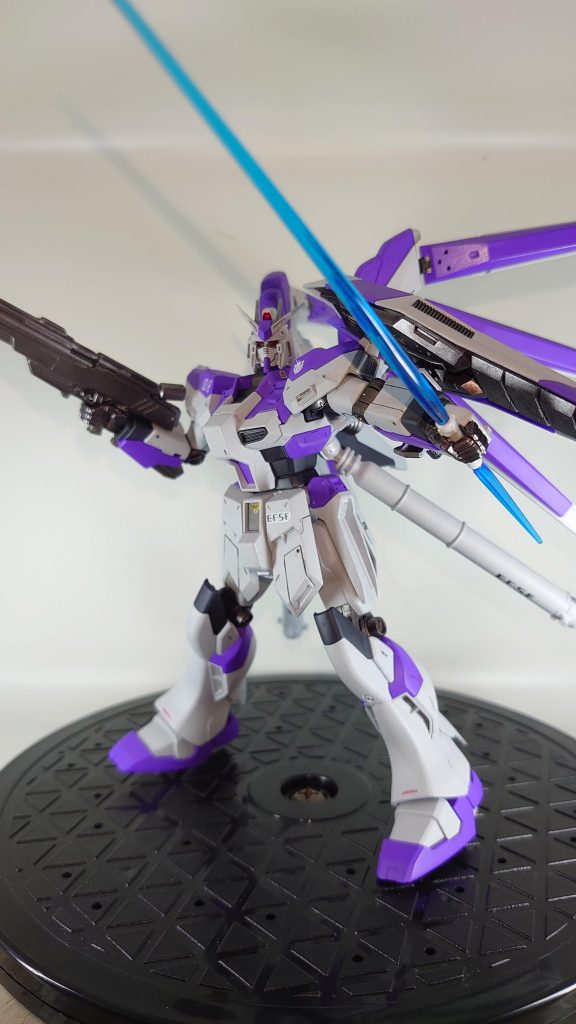 ビームサーベルも構えて。青いエフェクトがかっこいいです。