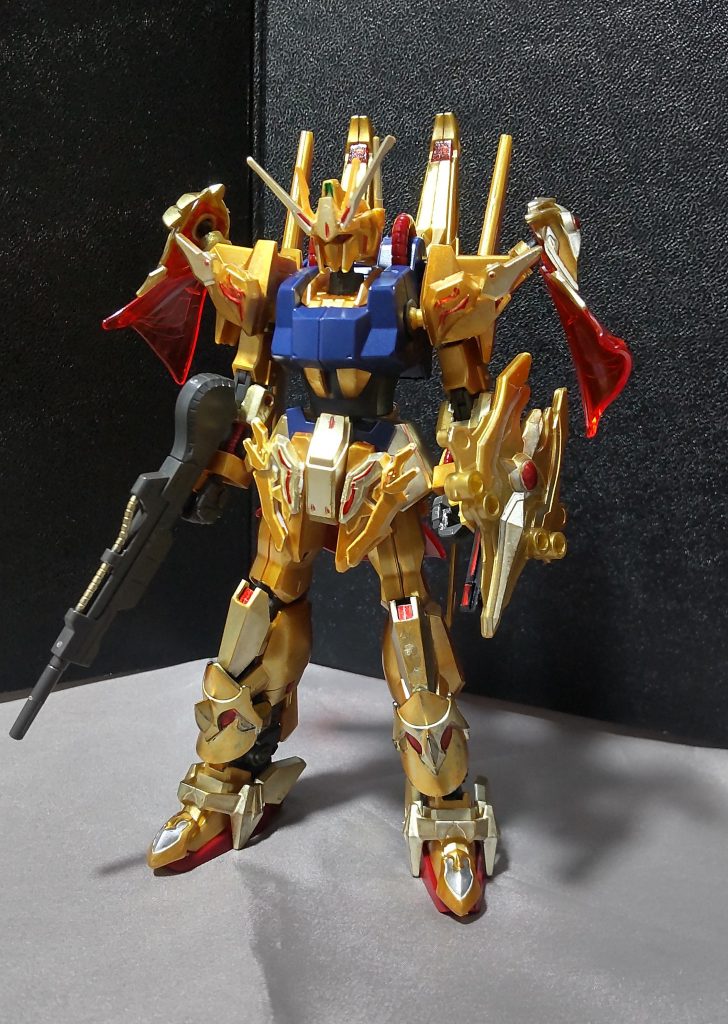 ○主な変更点・頭部にνガンダムのアンテナを付けてます。・肩部の両先端に周瑜アカツキの腰パーツを装着させてみました。※ボールジョイントのため多少可動もしますし、脱着可能です。あと、両肩の表面に劉備ユニコーンの装甲を接着させてます。・腰部のフロントアーマーに劉備ユニコーンの装甲を半分に切り取ったものを接着。・脚部の脛部分にウォーロックイージスの腕装甲を接着しました。・脚の甲に周瑜アカツキの装甲を追加。・左腕にシールドとして、周瑜アカツキの不知火を装備