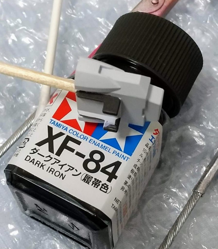 ベイオネットの接続部を塗装し忘れたので慌てて筆塗り