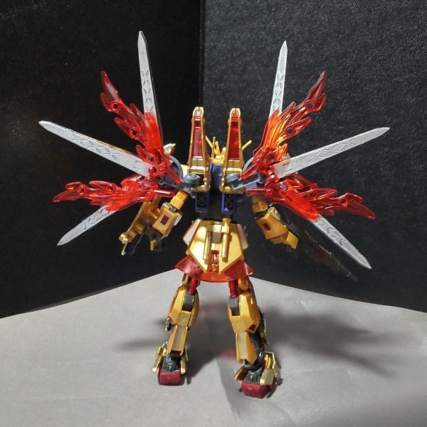 百式-天照-の追加装備を試作してみました。イメージとしてはガンダムXのサテライトキャノンのリフレクターとドラグーンシステムを複合させたような感じにさせてます。※今のところドラグーンシステムとしての使用は考えてません。（4つは脱着可能です。）まだ作ってないですが、最終的にはサテライトキャノンクラスのバスターランチャーを持たせたいかなと思っています。（2枚目）