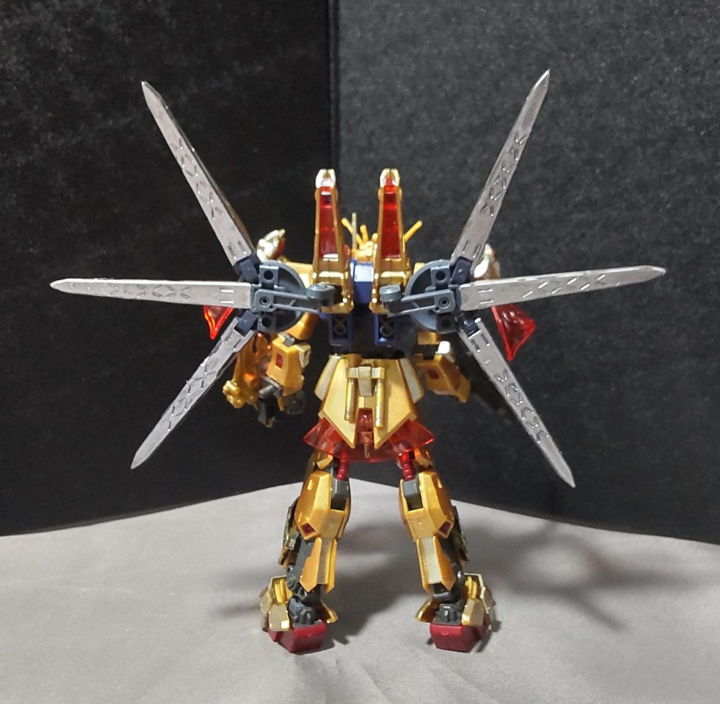 背部に追加したシステム「六尺瓊(ムサカニ)」は6つのユニットから太陽光を吸収→エネルギー変換を行い、継戦能力を向上させる役割を持っています。スパロボ風に表現するならEN回復(大)と同等の効果を与える感じかな。背面を銀色にしているのはリフレクターやソーラーパネル等を表現している為です。