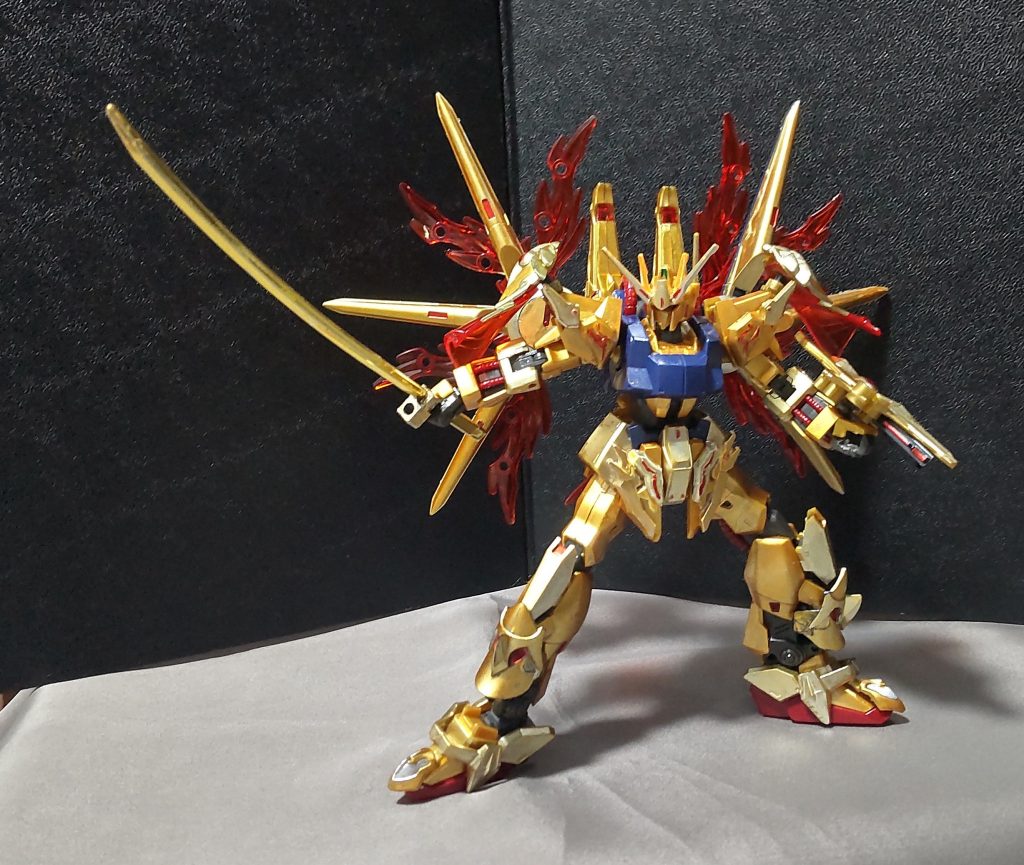 ・天羽々斬(アメノハバキリ)こちらも百式-天照-専用の武装で、やはり六尺瓊を装着していないと、真の力を発揮出来ないというデメリットがありますが、このまま使用しても並のMS相手なら軽く斬り捨てることが可能です。また、この剣自体にも八咫鏡システムが施されているので、相手のビームサーベルとの鍔迫り合い時にはビームを吸収して出力をダウンさせます。※この武器は旧キットの1/100ゴッドガンダム(ゴールドメッキ.ver)のビームサーベルを流用しています。