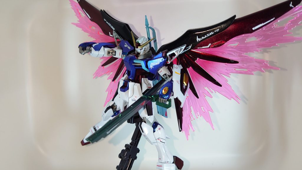 長物を構えるのはやっぱりかっこいいですね光の翼は根元をクリアーレッドで塗装して少しグラデーションっぽくしました。