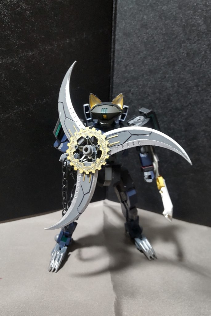 ○専用トライブレード「罪人殺(とがびとごろし)」本機のメイン武装で、切れ味抜群な3枚の刃が付いた変わった武器。直接斬りつけるのはもちろん、ブーメランのように投げつけて離れた相手を切り裂く投擲武器としても扱われる。※この武器は30MMとコトブキヤとプラアクトの武器パーツによるガンプラが一つも混ざっていない合成品になります。※元ネタはサムライスピリッツシリーズに登場する首切り破沙羅の武器を参考にしています。細かいところを指摘すると、彼がその武器を身に着けている箇所は左腕になります。