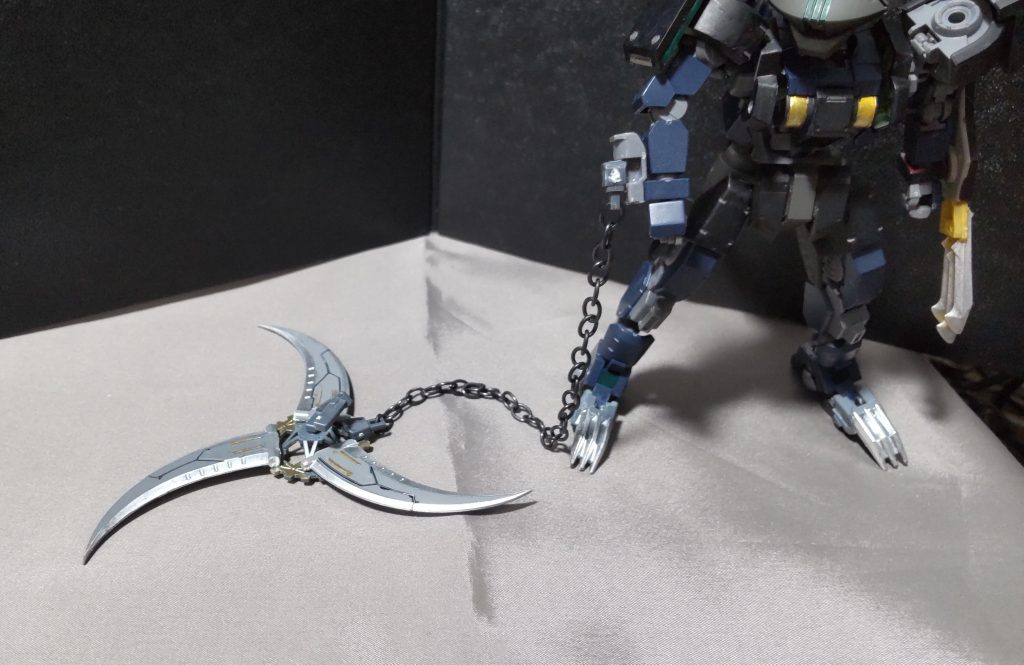 腕の収納部と武器の間にはチェーンで繋げるようにしています。因みにチェーンは外せます。