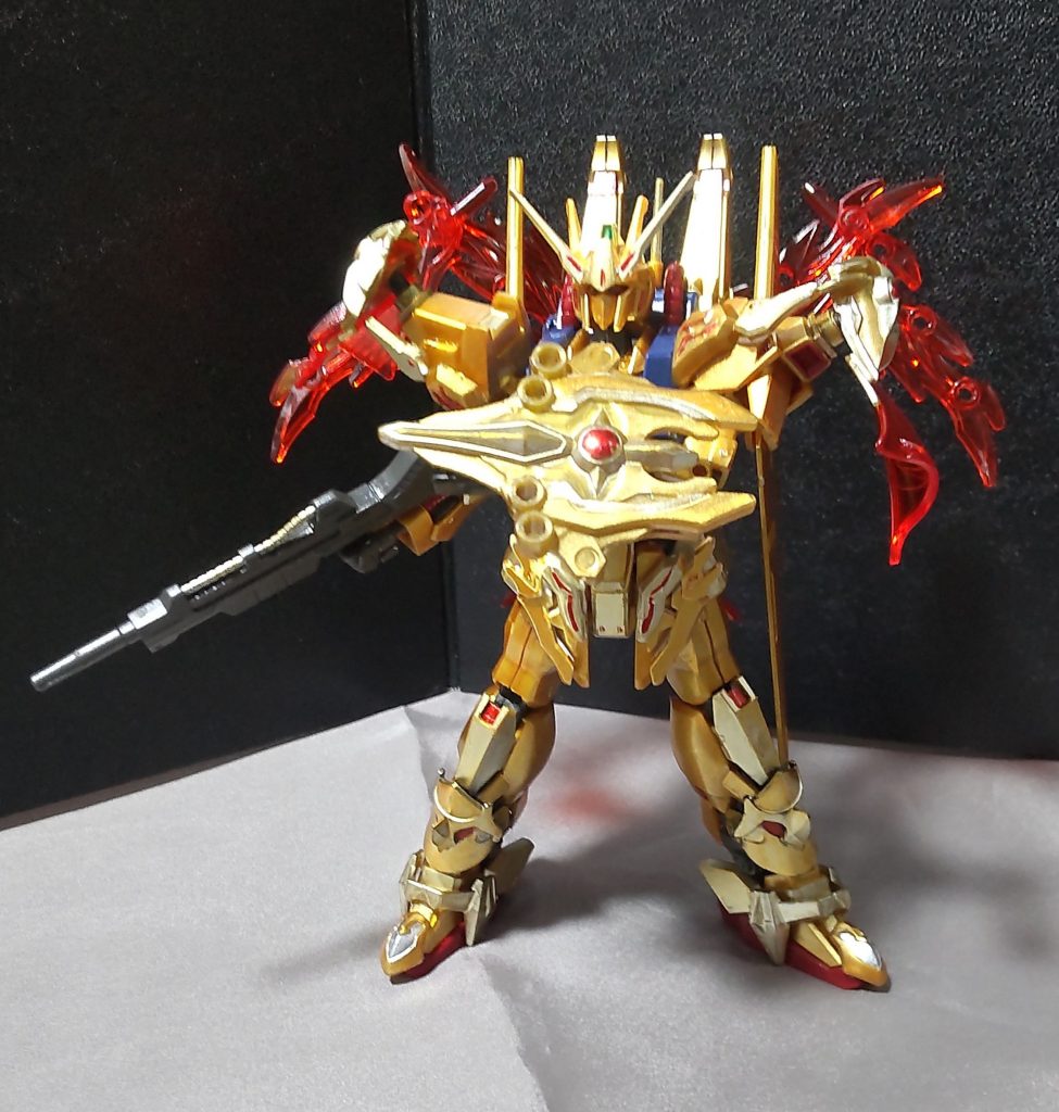 ・不知火左腕に装着している特殊なシールドで、ビーム攻撃を吸収→反射効果を持つ「八咫鏡(ヤタノカガミ)」という機能を持っている。※反射せずエネルギーに替えるということもできる為、継戦能力向上に繋がっています。※因みに機体本体自身はツインメリットコーティングが施されているので、基本的にビーム兵器に対してかなり高い防御力を誇ります。(受けたビーム攻撃を軽減+太陽光吸収しエネルギー回復する技術)