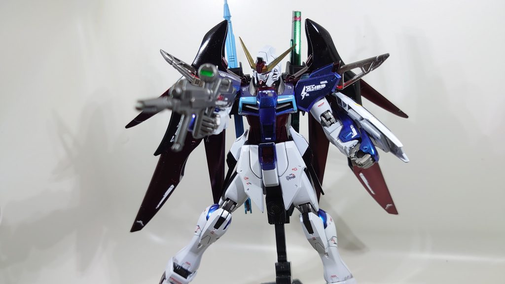 ビームライフルを構えるのもかっこいいです。メインの写真とほぼ構図がおなじです。