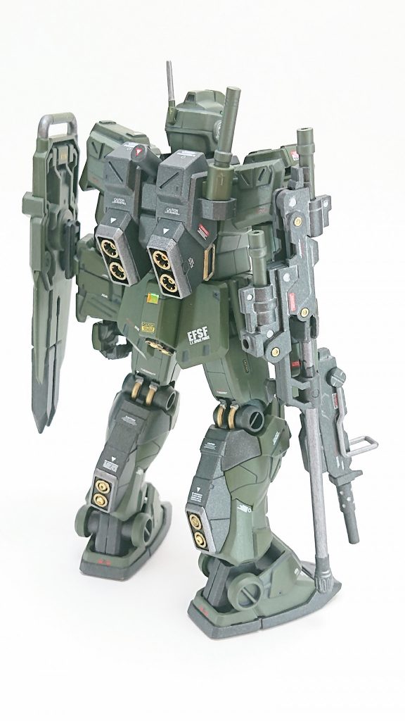 ツインビームスピアは背中に背負わせようかと思いましたが、背負わせてるモデラーさんは既にいるし、取りにくいだろうな・・・という事で人とは違う右腕としました✋なんかライフル的にも見えます。