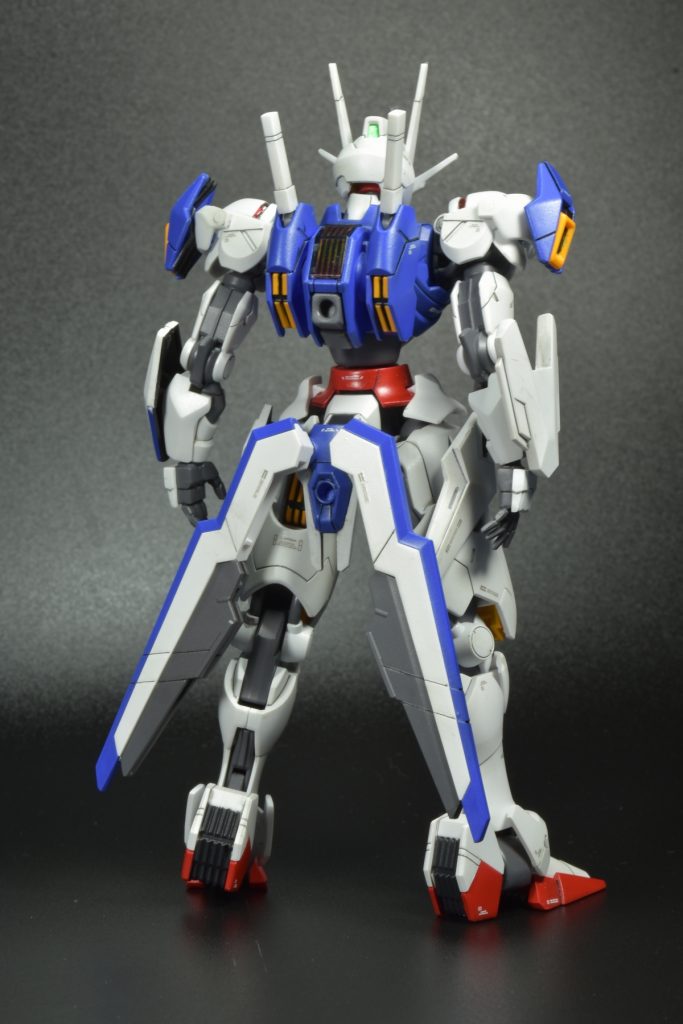 ビットオンフォームで前後肩上部はホイルシール貼った後にクリアレジンでコーティングし、上からクリアブラック吹いて明度を調整しています。クリアパーツっぽくなったかな？平手は別で発売されるフライトユニットに付属するそうですが、今回は30MMから流用しています。