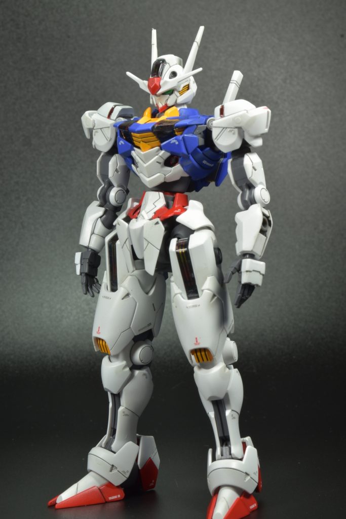 塗装は関節：メカサフヘビィホワイト：スーパーシェルホワイトブルー：コバルトブルー+コバルトバイオレットレッド：ブライトレッドイエロー：橙黄色ツインアイやサーベルエフェクトは蛍光カラーで塗装してブラックライトで反応するようにしてみました。ホワイト部分がきちんと塗り重ねなかったせいで墨入れして拭き取った時ににじんでしまったり、ブルー部分が思ってたより濃くなってしまったりと完成を急いで塗装でちょっと失敗したので反省