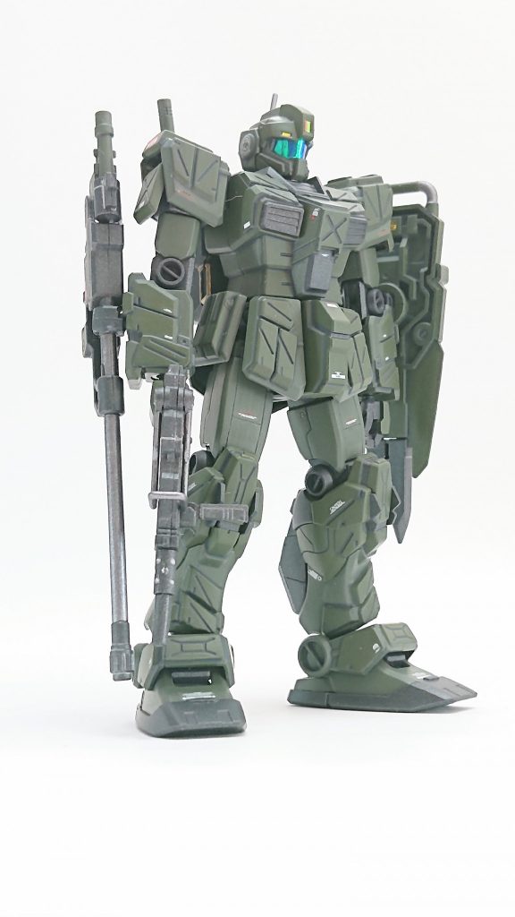 エアブラシ環境の無い私は缶スプレーなのですが、イメージした色の設定が無かったので初の筆塗り全塗装でした。その他は、プラ板貼り、スジ彫り、スミ入れ、シールド位置を7mm上に、ツインビームスピアを右腕に保持出きるよう接続作成、スラスター類にビーズ追加、ガンダムデカール、センサー・バイザーに装飾テープ貼り、腰フロントアーマーの分割です。