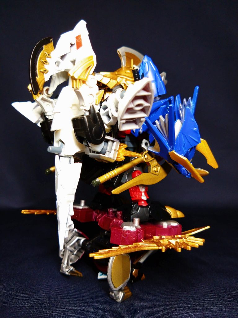 背部からはがっつりゲイラーです。後ろに重心がくる問題はステゴスが解消。倒れそうに見えますが、ヒレや後ろ足の可動によりバランス感をとってくれてるので、意外にもいろんなポージングに耐えてくれます。