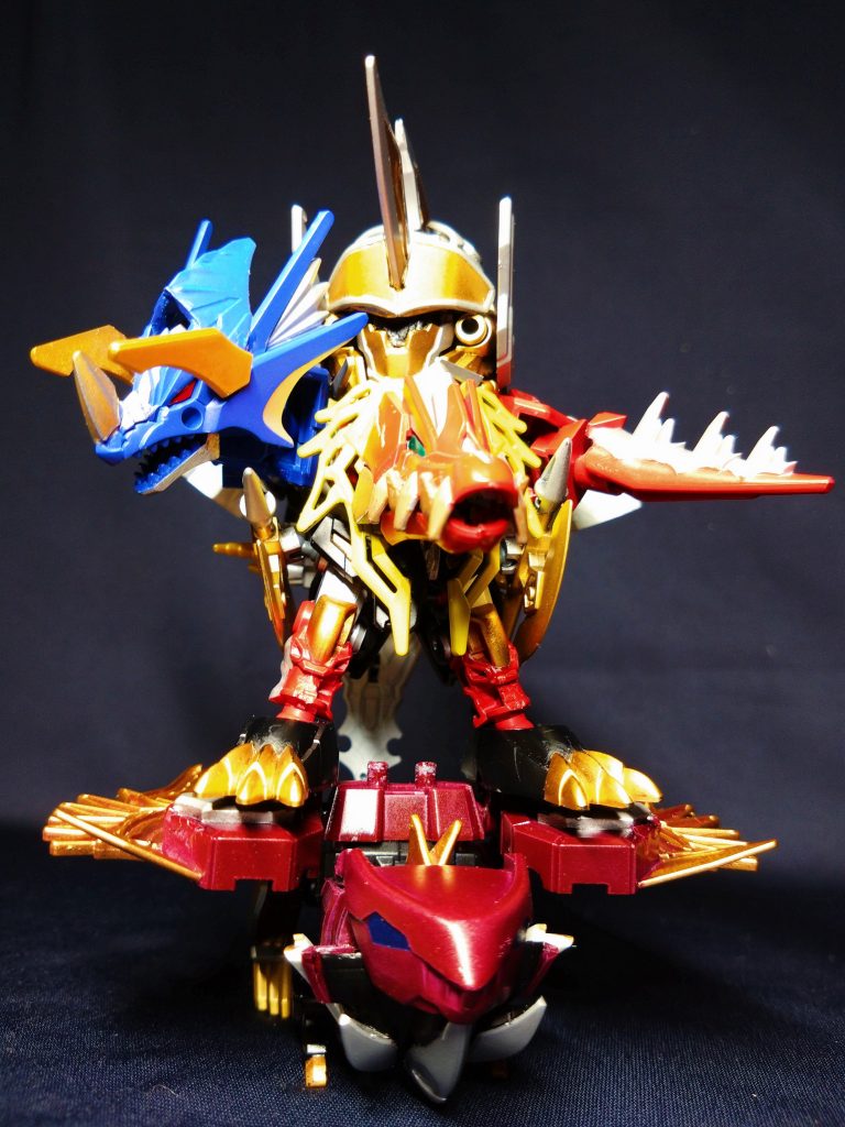 ダイノランダーに背負い物と土台、そして武装が追加されました。土台のせいか仏像感があります。