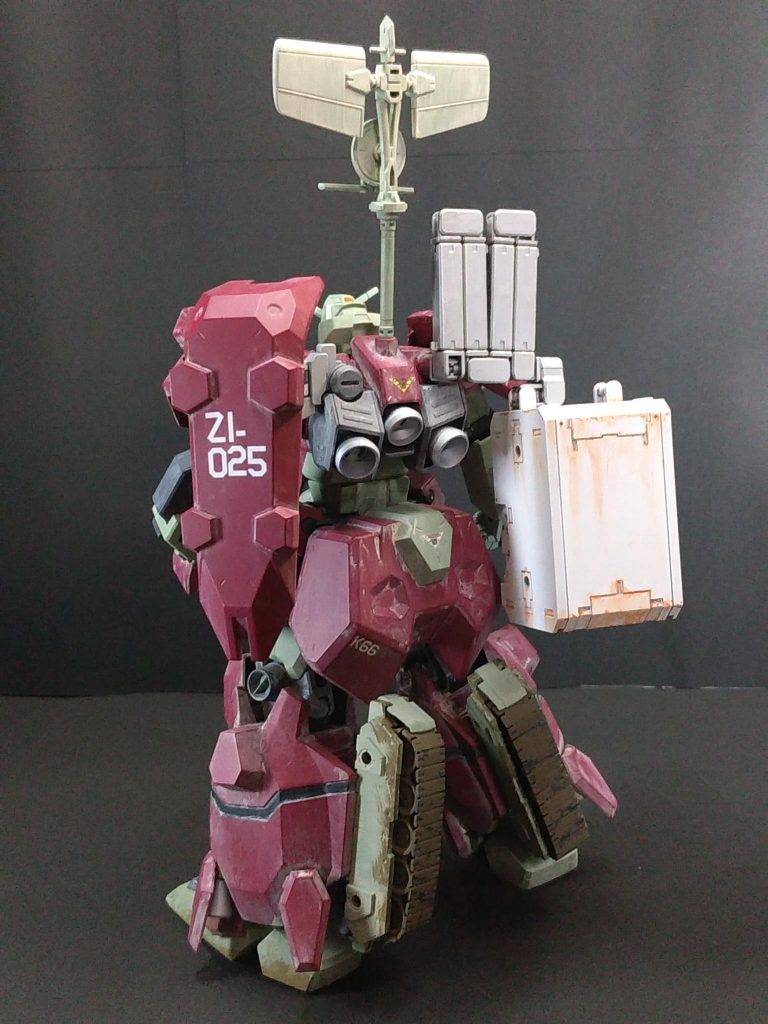 塗装はガンダムカラースプレーの赤→シャアレッド黄緑→MSグリーンを使いました。コックピットと頭部センサーは共和国製ゾイドのキャノピーの色をイメージしてメタリックオレンジにしてみました。ウェザリングはほとんどやらないので、クレオスの「水性ウェザリングペイント6色セット」を購入して挑戦してみました。デカールは「コトブキヤ ブレードライガーAB」付属の物とサンコーマーク工業のウイングデカールシリーズを使用しました。