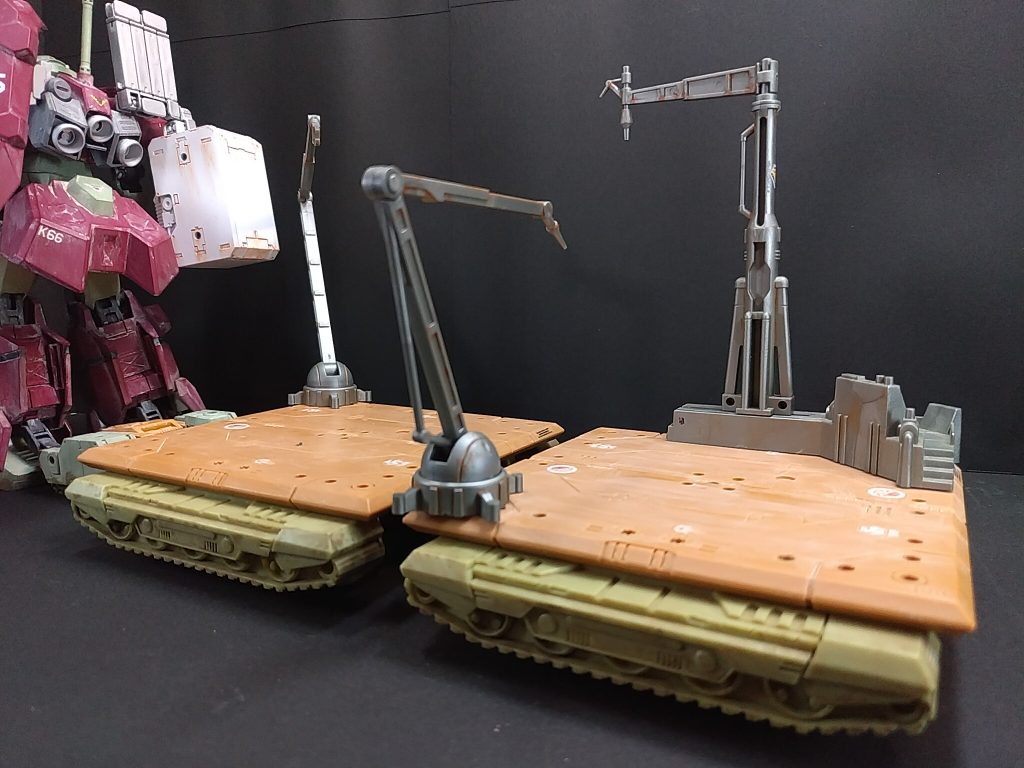 キャリアーはゾイド放映当時に購入、製作した物を使用しました。剥がれかけたマーキングシールを取り除き、シールの余白部分を切り取り手直しした後、本体と同様ウェザリングをしました。20年以上経っていますが(に、20年･･･orz)、角や丸みのある所に貼った物以外は問題ない状態だったのには驚きました。