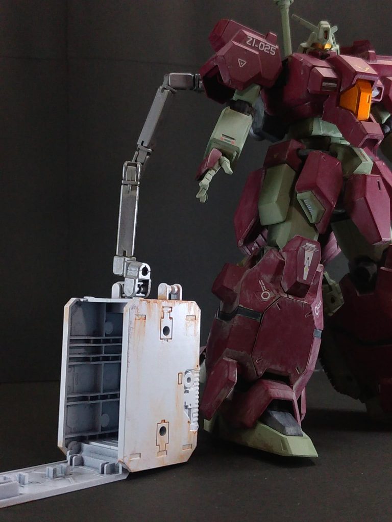 コンテナとバックパックの接続にはパワードアームズパワーダーの可動アームを使用しています。関節を１つ分延長して、地面に置けるようにしました。