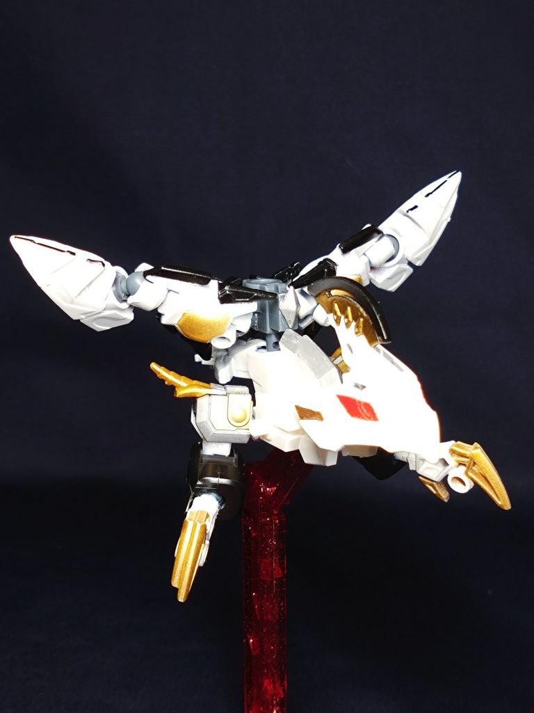 合体の仕様上で翼は少し小さめ。仮に設定通りのサイズで制作すると、合体時に脚部の長さが2倍以上になってしまいます。なんだかハシュマルみたいな形状になってしまった…