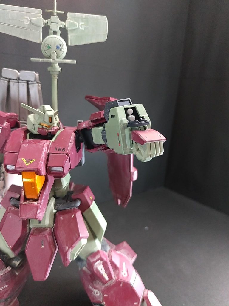 左腕のグレネードはスモーク弾に変更されている設定。