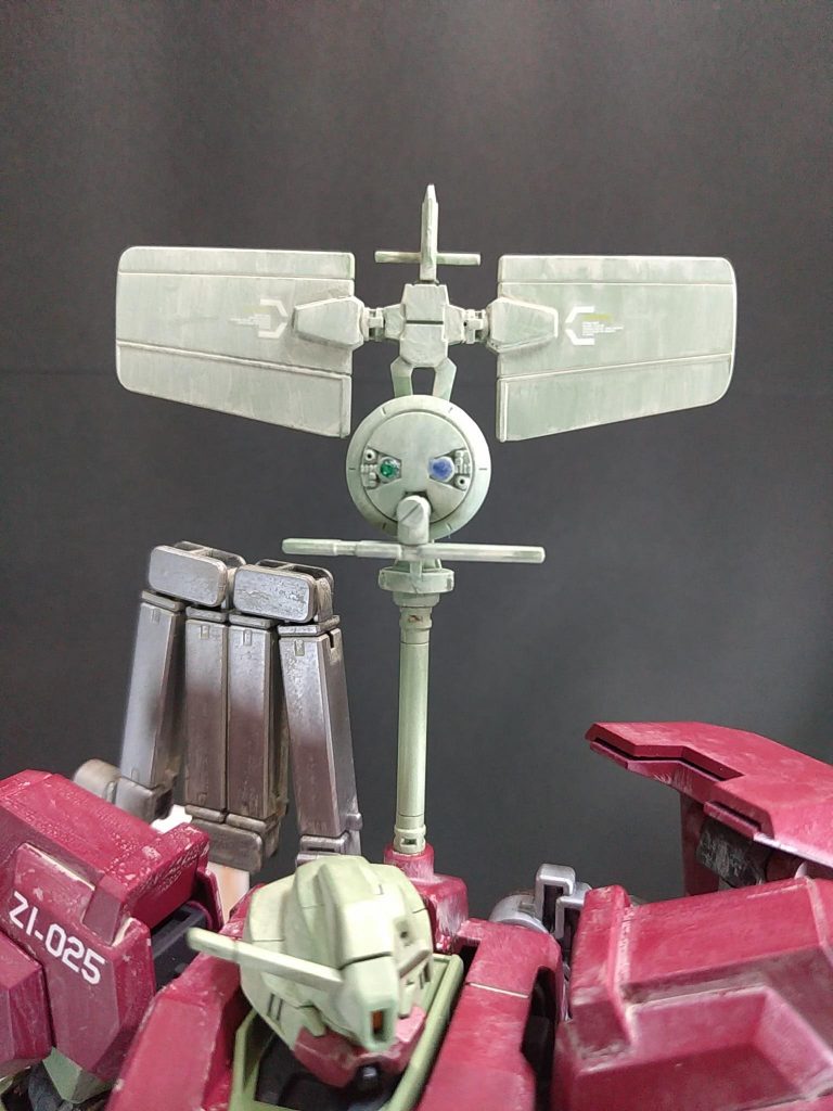 大型のアンテナは30MMのポルタノヴァ用オプションパーツを芯にビルダーズパーツのレドームを中央に、アストレイレッドフレームのフライトユニットの翼を加工した物を左右に取り付けました。