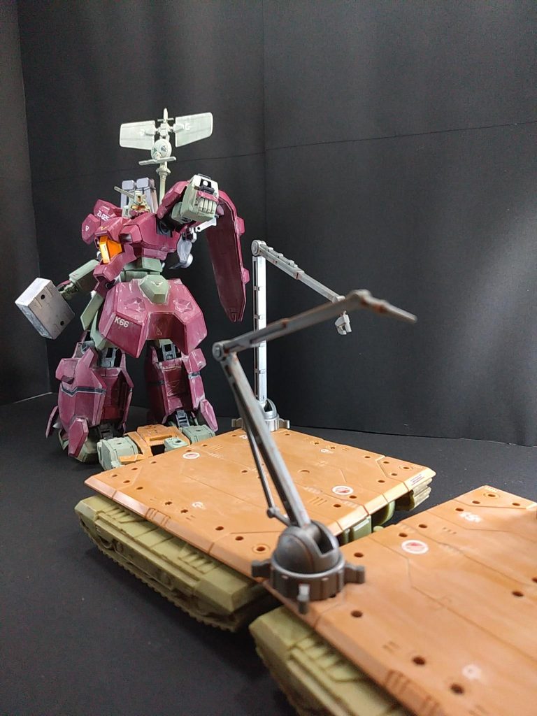 腰に延長パーツを追加しているので、腰を回転させ、後方に向かってスモーク弾を撃つポーズをとることができます。