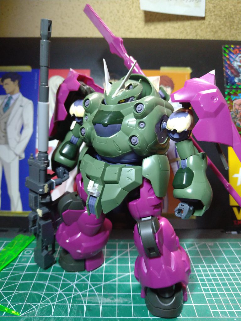 ●ディランザの肩と脚部を使用。グシオンの股関節を４㎜パイプに加工。●肩部：ピラミッドのスパイクをパテで延長。グシオンの肩部をパテ等で加工。●牽引フックを腰フロント・キャノン中部にとりつけ引っかけられるよう。●頭部：ビルダーズパーツ・ザクアンテナを角に。