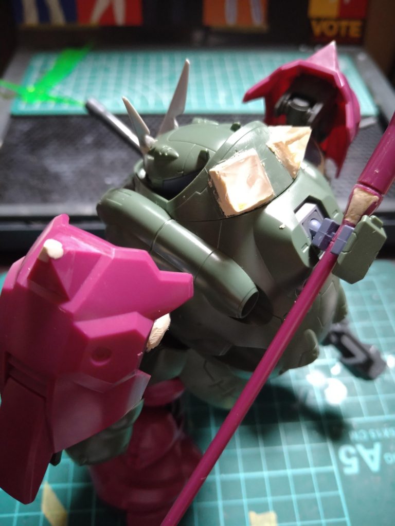 肩部スパイクをUVレジンで複製。首部は複製したピラミッドスパイクを加工して取り付け。