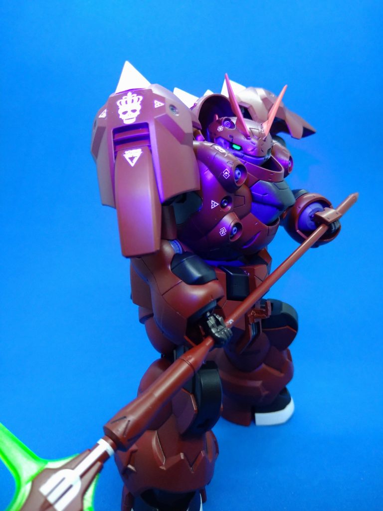 目はエナメル蛍光グリーン　ブラックライトで発光。ミツマタと王冠髑髏デカールがポイント！