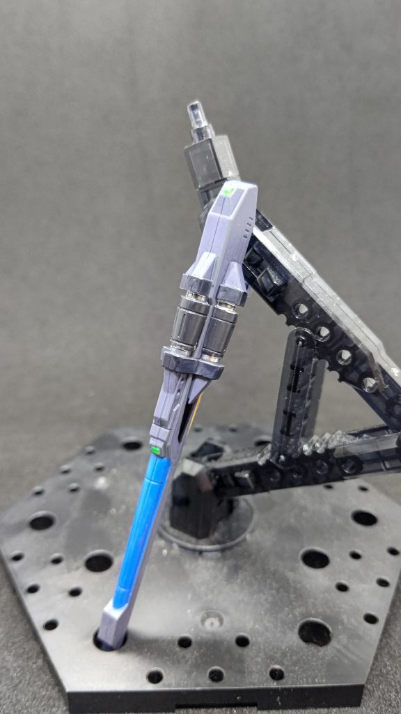 バスターライフルのグリーンのセンサー部分にはビームサーベルのクリアパーツランナーのタグを切り、はめ込んで接着、ガンマカのつや有りを塗りました。