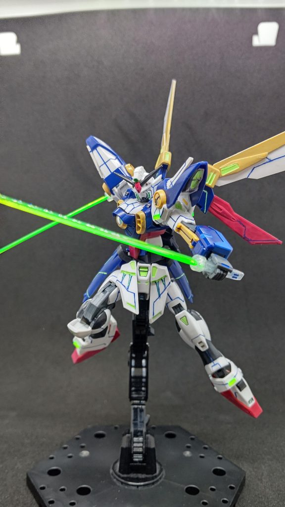 またそれだけでは武装が少ないのでさらにビームサーベルを2つ追加しました。大好き、二刀流です。